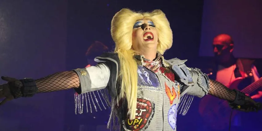 Hedwig Rocks The Palm